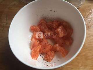 榆钱三文鱼蛋炒饭的做法步骤:4