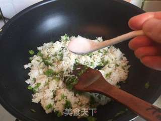 榆钱三文鱼蛋炒饭的做法步骤:10