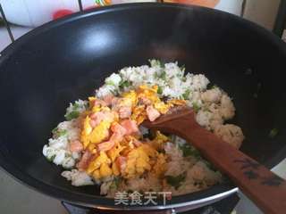 榆钱三文鱼蛋炒饭的做法步骤:11