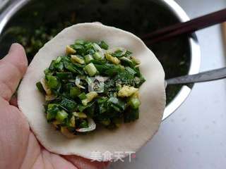 韭菜盒子----初春食韭正当时(附盒子花边的详细包法)的做法步骤:16