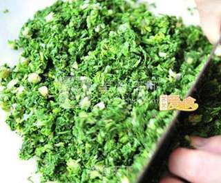 怎样做春季最惹味的饺子馅——荠菜水饺让味蕾在春天绽放的做法步骤:3