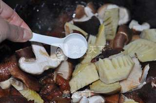 香菇春笋炖鸡块的做法步骤:15