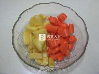 菠萝胡萝卜汁的做法步骤:2