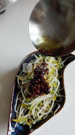 炝拌绿豆芽的做法步骤:8
