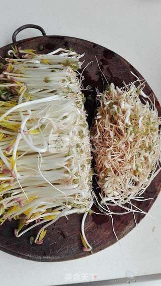 炝拌绿豆芽的做法步骤:2