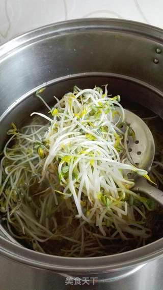 炝拌绿豆芽的做法步骤:4