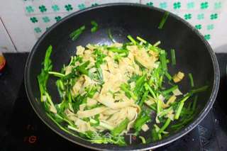 韭菜炒干豆腐的做法步骤:10