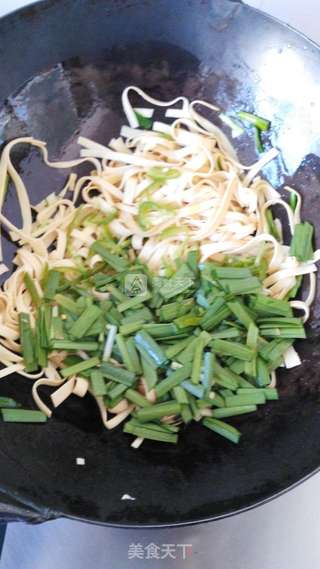 韭菜炒豆皮的做法步骤:5