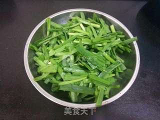 麻辣香肠炒韭菜的做法步骤:2
