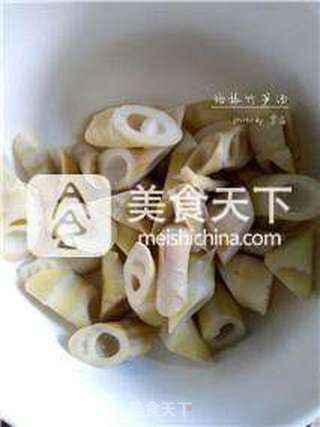 【菜中珍品:鲜嫩清香春笋汤】培根竹笋汤的做法步骤:3