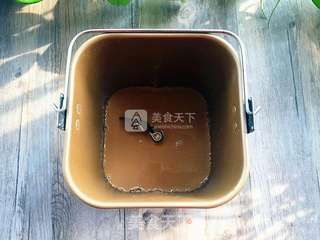 一键式无油红糖核桃面包的做法步骤:2