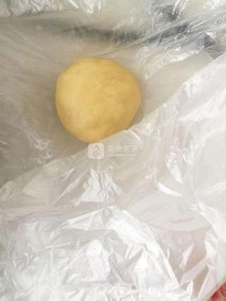豆沙菊花酥的做法步骤:3