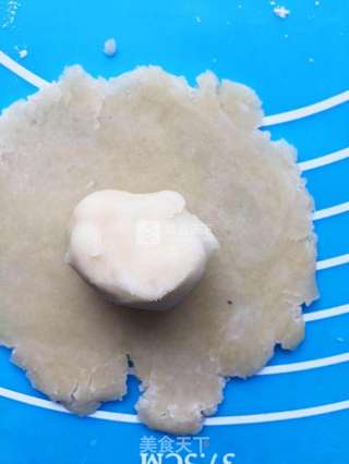 豆沙菊花酥的做法步骤:5