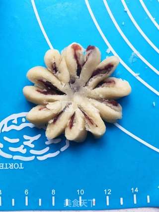 豆沙菊花酥的做法步骤:13