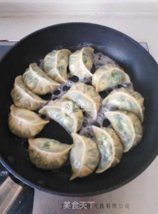 脆底韭菜煎饺的做法步骤:10