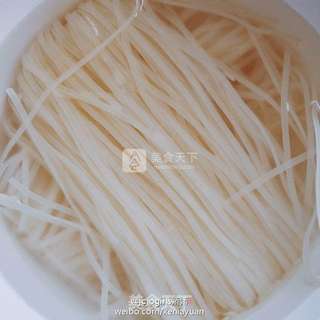 泰式椰汁咖喱米线的做法步骤:3