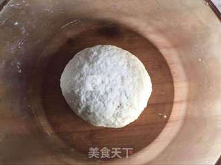 金枪鱼黑橄榄比萨的做法步骤:2