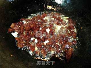 剩饭的再一次华丽转身——腊肠胡豆焖饭的做法步骤:6