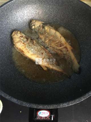 腊肠焖黄花鱼的做法步骤:4
