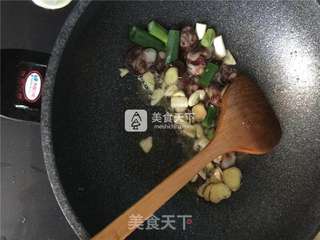 腊肠焖黄花鱼的做法步骤:6