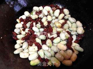 剩饭的再一次华丽转身——腊肠胡豆焖饭的做法步骤:7