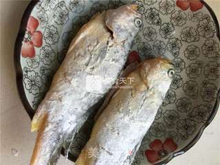 腊肠焖黄花鱼的做法步骤:3