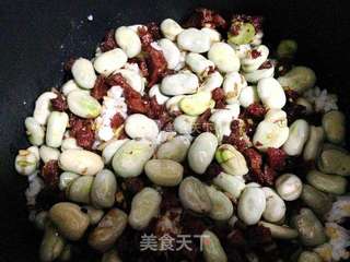 剩饭的再一次华丽转身——腊肠胡豆焖饭的做法步骤:8