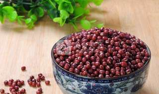 红豆薏米水的做法步骤:2
