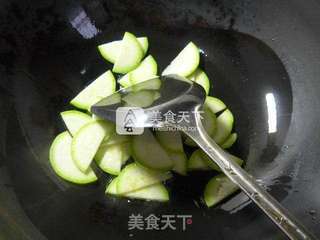 西葫芦肉面筋波纹面的做法步骤：3