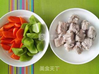排骨烧胡萝卜莴笋的做法步骤:3