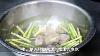 春季靓汤【绿豆小笋煲猪脚】的做法步骤：4