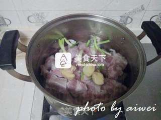 酸菜炖排骨的做法步骤:2