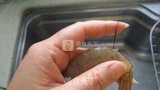 蒜蓉粉丝蒸大虾的做法步骤：1
