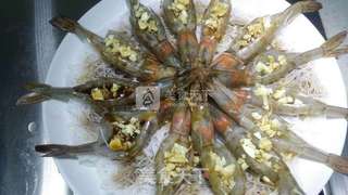 蒜蓉粉丝蒸大虾的做法步骤:8
