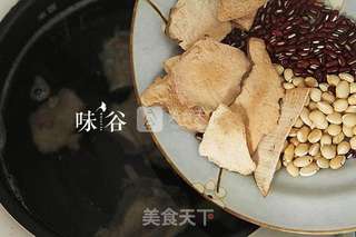 双豆土茯苓猪骨汤的做法步骤：4