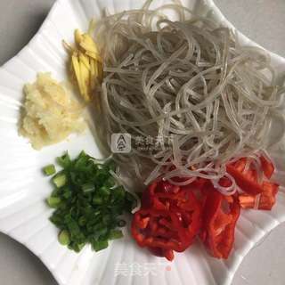 香辣牛肉粉丝煲的做法步骤:2