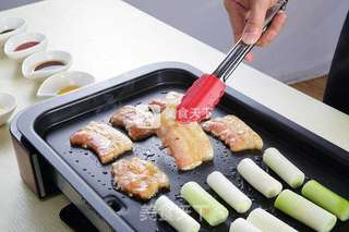 【食在Fastee】韩式烧汁五花肉配大葱(烧烤)的做法步骤:2