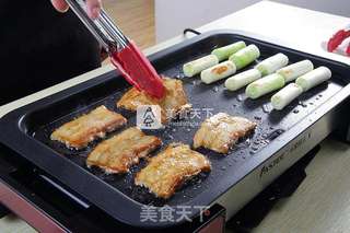 【食在Fastee】韩式烧汁五花肉配大葱(烧烤)的做法步骤:3