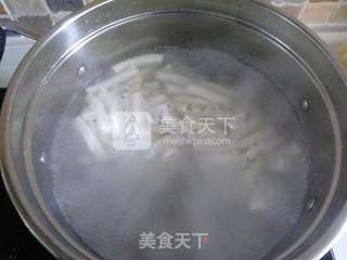 鲜虾芦笋空心面的做法步骤:2