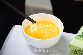 帝王蟹蒸水蛋的做法步骤:3