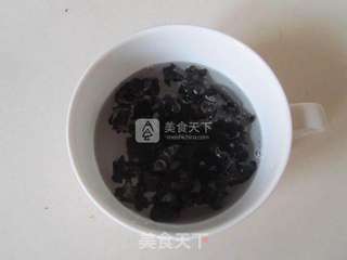 老醋黄瓜拌木耳的做法步骤：1