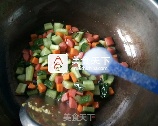 黄瓜火腿蛋炒饭的做法步骤:5