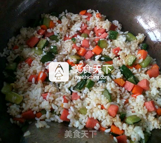 黄瓜火腿蛋炒饭的做法步骤:8