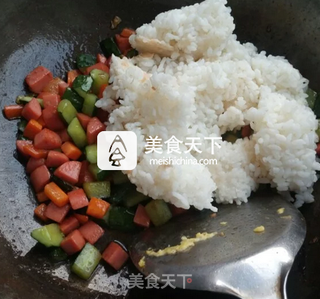 黄瓜火腿蛋炒饭的做法步骤:7