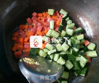 黄瓜火腿蛋炒饭的做法步骤:4
