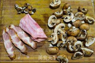 蘑菇焗饭(电饭煲版)的做法步骤:2