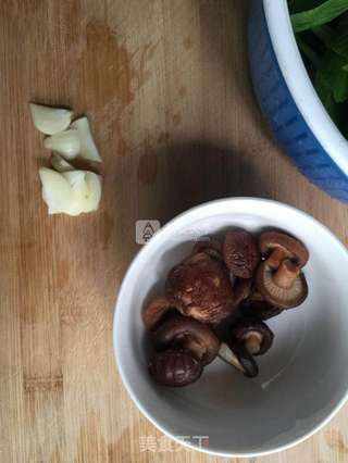 蚝油香菇青菜的做法步骤:2