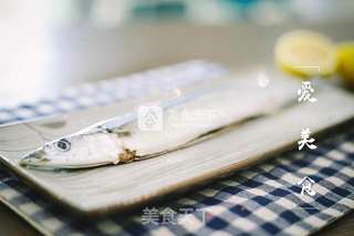 滋滋柠香•盐烤秋刀鱼的做法步骤:2