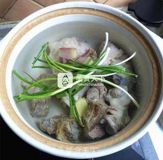 #鲜掉眉毛的萝卜咸肉蹄膀汤的做法图解6