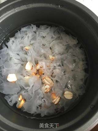 银耳莲子羹的做法步骤：5